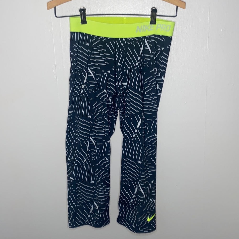 🪿Adorable Nike Dri-fit capris leggings! - Picture 2 of 10